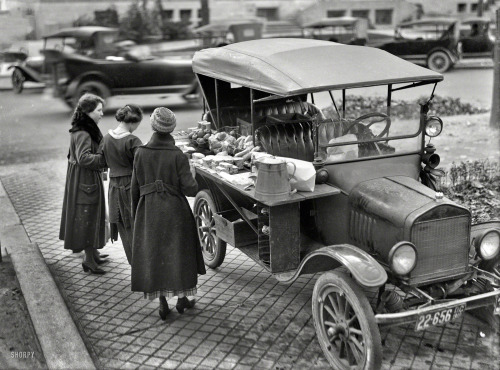 historicaltimes:
“Food Truck, 1919. A Model T sandwich-vending machine.
”