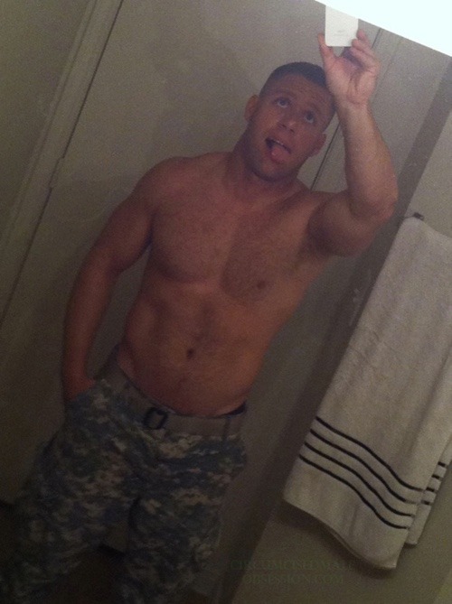 exclusivekiks:  Army guy 🔥🔥🔥💋💋  Follow me:  http://exclusivekiks.tumblr.com/