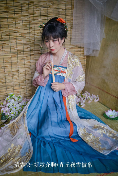 traditional chinese fashion, hanfu in various styles. Photo by 松溪大曲
