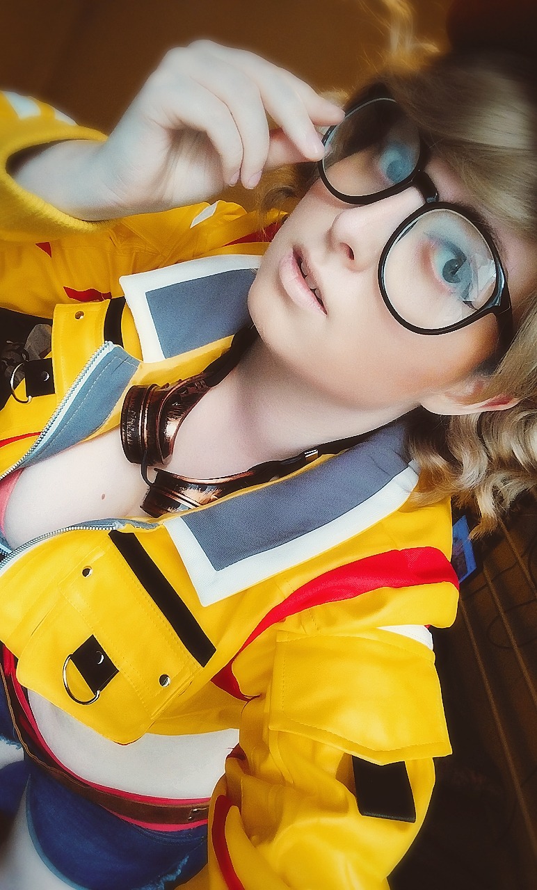 destiny-islanders:  stylishchocobutt: I need a fic where Cindy wears glasses. Like,