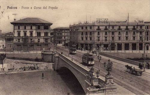 La rete tranviaria urbana di Padova è stata un sistema di linee tranviarie a servizio della città di Padova, attivo fra il 1883 e il 1954.  La prima linea tranviaria cittadina, a trazione animale, venne attivata il 5 luglio 1883 fra la stazione