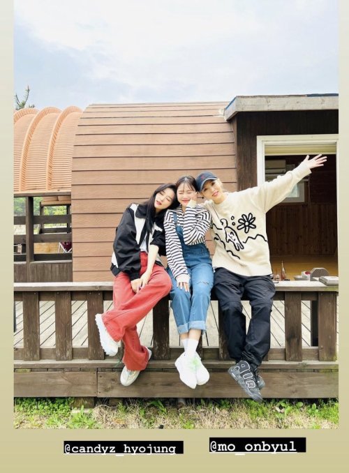 220531 hi_sseulgi instagram story update (trans): Egg yolk Moonbyul2da Let’s go camping again..!! 