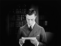  Buster Keaton breaks the fourth wall in