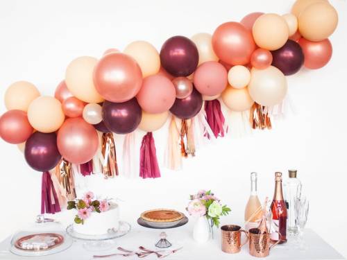 etsyfindoftheday | 11.26.19party decor packs by ohshinypapercoFRIENDSGIVING rose gold balloons + gar