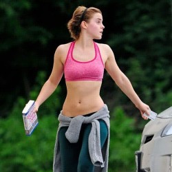 9gag:  Emma Watson going to the gym.. 😸