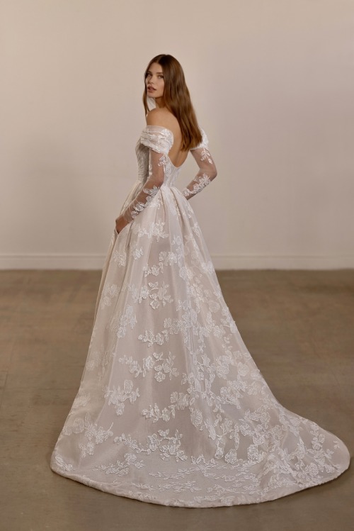 Lihi Hod | Bridal Spring 2023Collection: Mystic FlowerGown: Lilu