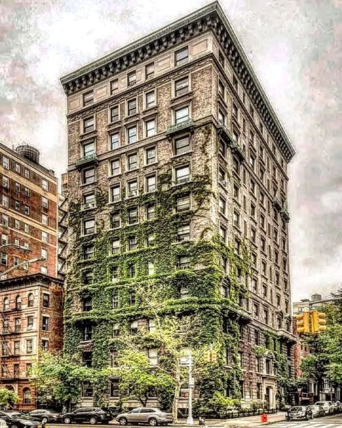 An apartment house on the #Upper_West_Side, #Manhattan.https://www.instagram.com/p/CeHznX1srgS/?ig