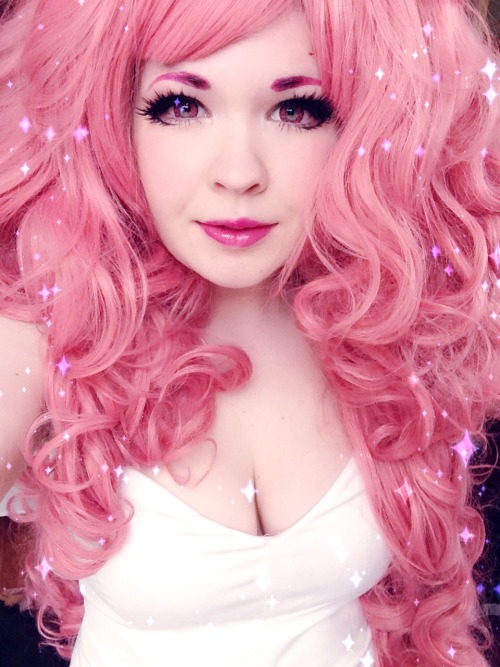 psychedelicpaprika:  Still have a few more things to do to this wig to make it even bigger but im excited to be rose quartz !!  <3