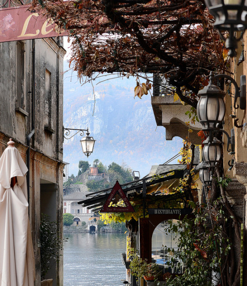 Restaurant by the lake in Orta San Giulio / Italy (by nicoletta lindor).