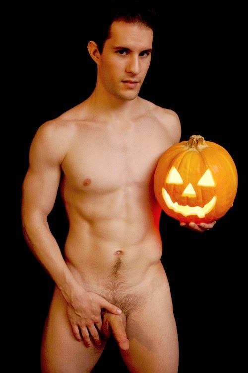 harvzilla:  HALLOWEEN SEASON APPROACHES. here are a bunch of photos I saved last