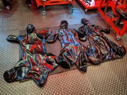 get-on-your-knees-boy:rubberforfun:Three porn pictures