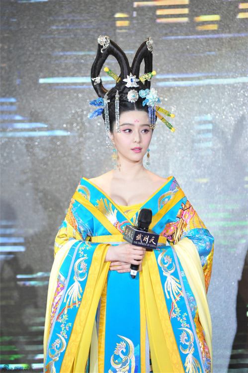 crushalltheraspberries: The Empress of China costumes