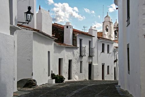 (via White White Walls, a photo from Evora, South | TrekEarth) Monsaraz, Portugal