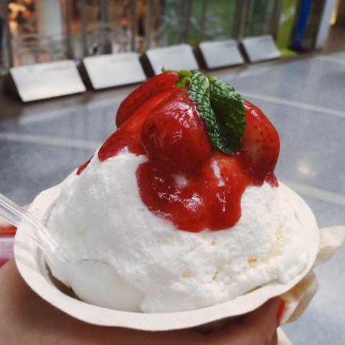 • After You&rsquo;s Strawberry Cheesecake Kakigori •So glad we managed to squeeze in this before the