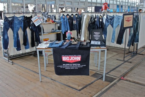 Big John - компания, которая выпустила первые в мире джинсы со стиркой. 
