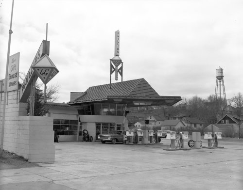 jeroenapers:  Het R. W. Lindholm Service Station is het enige tankstation dat Frank Lloyd Wright heeft ontworpen, gelegen in Cloquet, Minnesota. Het is in 1958  gebouwd    en nog steeds in gebruik. Van oorsprong was het onderdeel van Wright’s utopische