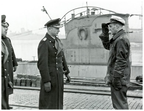 U-61 - Oblt Oesten salue Dönitz - Wilhelmshaven le 27 février 1940