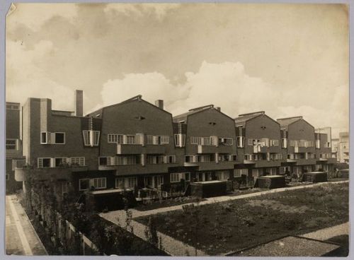 danismm: Housing “De Dageraad”,  Henriette Ronnerplein, Amsterdam, 1919-1921. Archi