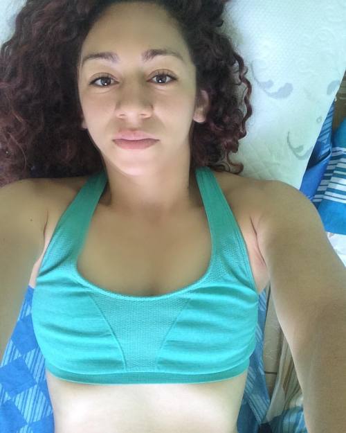 Sunday selfie ✌️ #sundaymorning #sundayselfie #sunday #curlyhair #curlygirl #lovemyself #fitness #fi