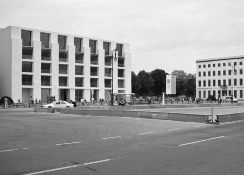 Pariser Platz in Mitte, 1999 Links die DZ-Bank (früher DG-Bank). Das Gebäude wurde von Fra