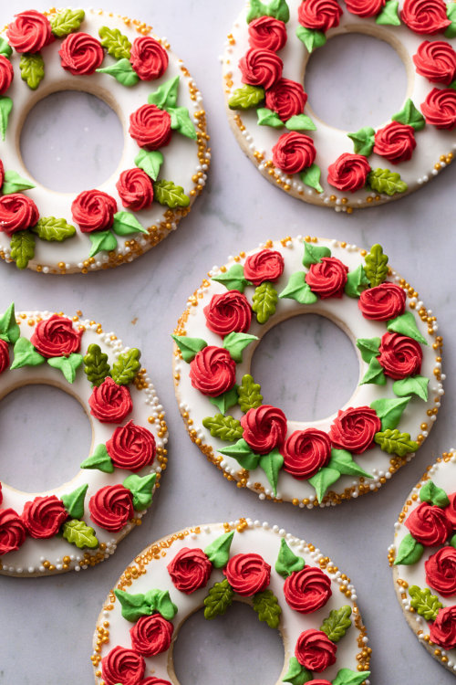 sweetoothgirl:Christmas Wreath Sugar Cookies