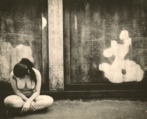 XXX oldalbum:  Yasuhiro Ishimoto - Nude on Sidewalk, photo