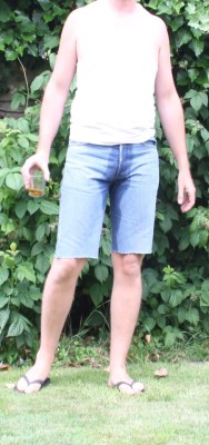 theguysearcher:I love to piss myself while having a drink in ma garden