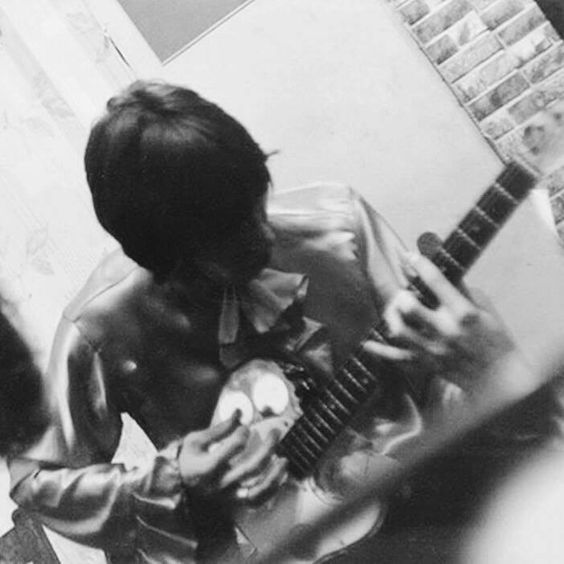 goldensunflakes:  Roger Waters playing Syd Barrett’s mirrored Fender Esquire.