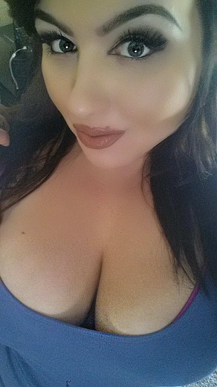 latinashunter:  lamunecaloca:  I’m so tired and I need a massage   Dayum Ur Really