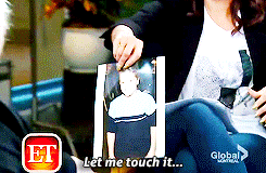 pandearie:  Josh and Jen’s reactions to each other’s pictures of their younger selves (x) 