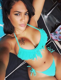 bikini-selfies:  Azz so big you can see it