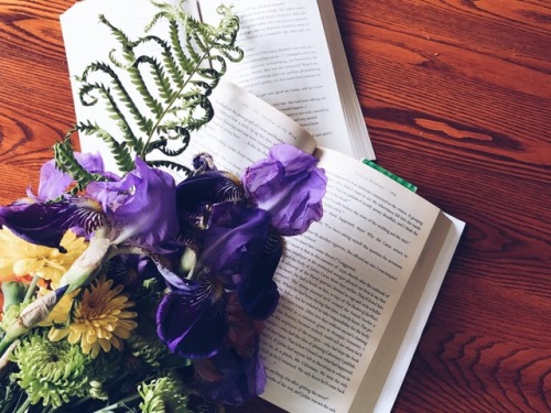 missdarcy87: Books + Flowers