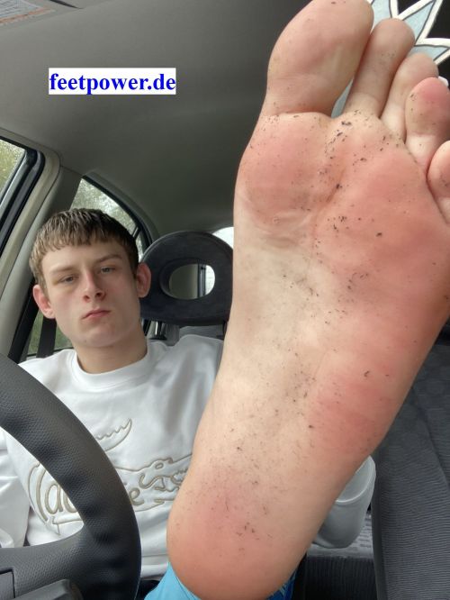 feetpromoter: The #nzmaster #kiwimaster his back with an update, hot #footmaster with #size12feet #m