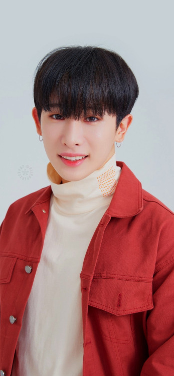 Wonho (Simple)Reblog if you save/use please!!Open them to get a full hd lockscreendo NOT repost,edit