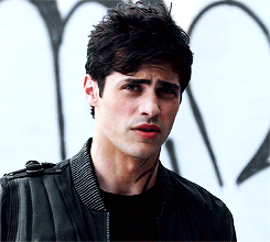 matthew-daddarios:Alec Lightwood in 1x05 “Moo Shu To Go”