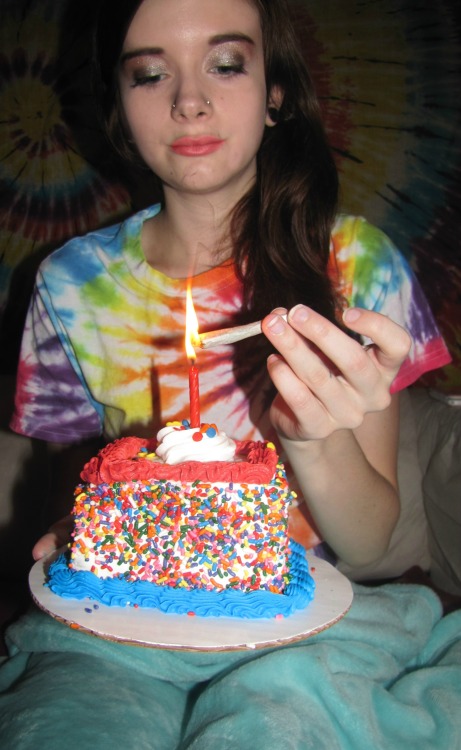 astonedpov:  bakedloaf:  Celebrating the first hour of my birthday ^_^  Happy birthday 🎂 💨🔥🙌 