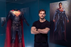 Portalhenrycavillbr:  Nova Foto De Henry Cavill Em Visita Exposição Da Dc - ‘Art