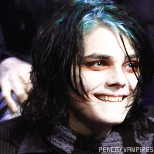 penceyvampires:  Gerard Way + Turquoise roots [ x ] 