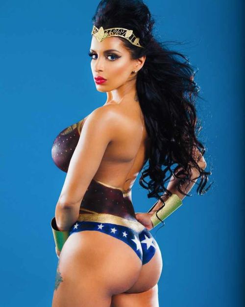 1nstagrambabes:  #Repost @shotsweekly with @grabapp  #April Cover Model for @ShotsWeekly The Wondrous #TehmeenaAfzal @missmeena1 see her article and more at Shotsweekly.com (link in bio)  #Sexy #WonderWoman #batmanvsuperman #fitness #bodypaint #galgadot