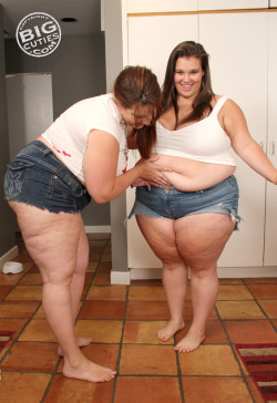 bbwbootycellulite:  fabulousandthick:  Brooke and Britt two big cuties having a lot of fun!! Love then such a cute picture!!  Her thighs looks so good    Time for a threesome