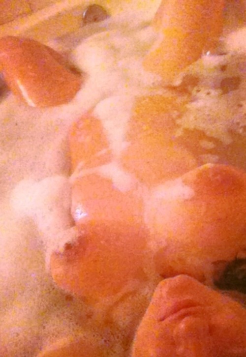 lotzoflust: Bubble bath n shit