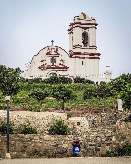 El hito principal del antiguo puerto virreinal de Huanchaco es su vieja iglesia parroquial dedicada 