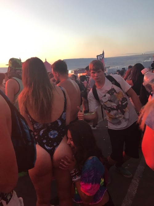 seekinghappythoughts: Bunzies  Everyone gets a go