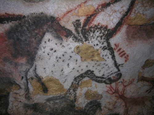 The Lascaux cave complex in France, with over 600 wall paintings(nearly 6,000 individual figures) da