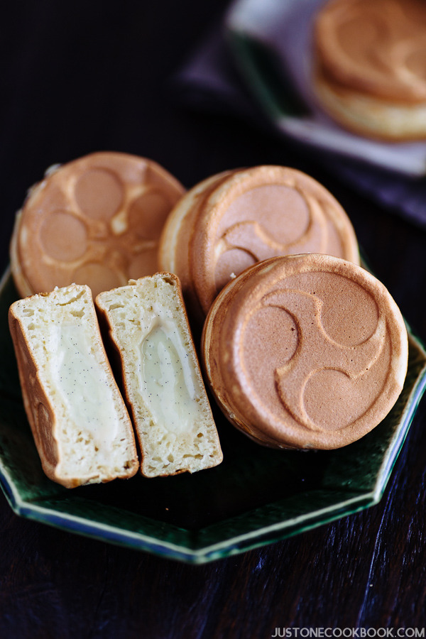 foodffs:  Imagawayaki (Obanyaki) Follow for recipes Get your FoodFfs stuff here