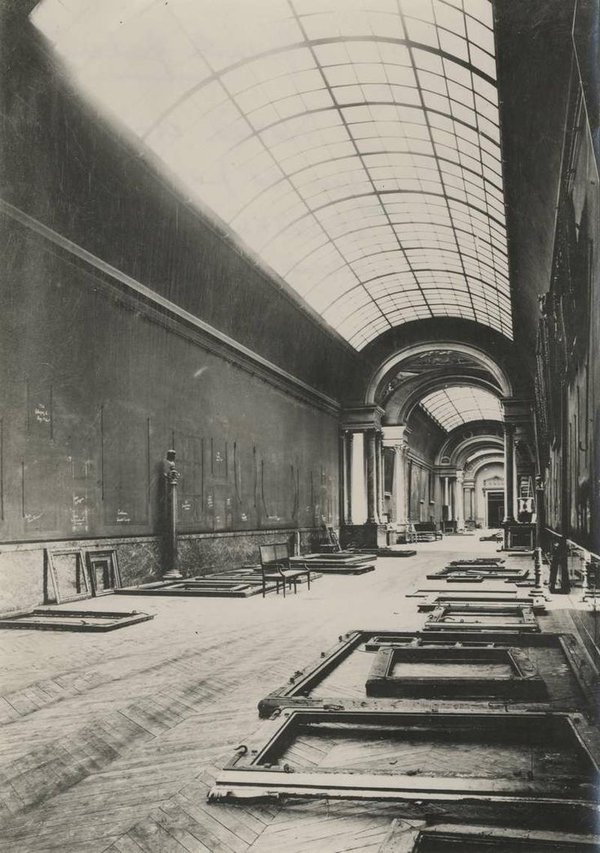 historicaltimes:  Louvre Museum, the Grande Galerie abandoned during World War 2.