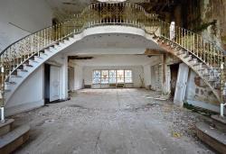 abandonedandurbex:  Abandoned Mansion [5751×3932]