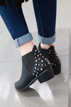 tbdresslove:  black rivets shoes==> here 