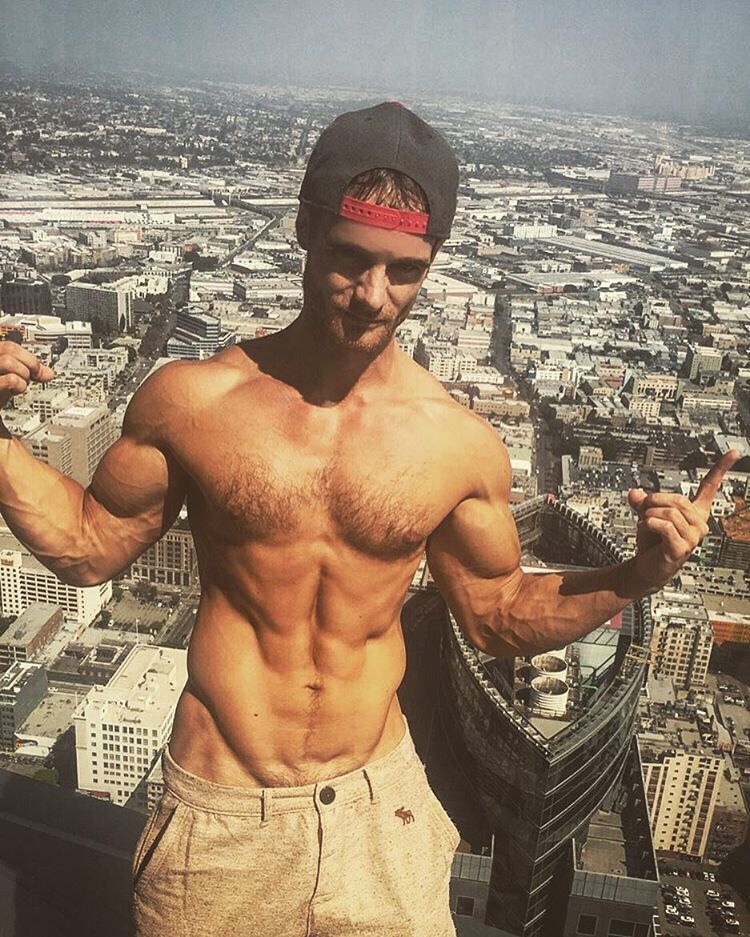 bearmuscleworship:  On top of the world yeah 
