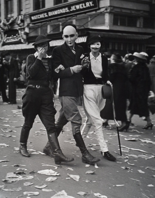 The Game – New Orleans, 1937 - John GutmannThe Spirit of Mardi Gras ( mixcloud set - music show )htt